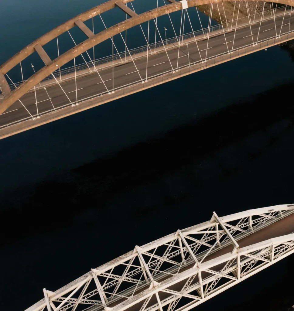 Närbild på broar över vatten